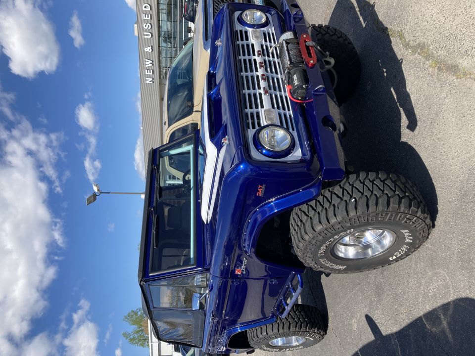 Got to check out the new Bronco yesterday (an OG showed up too). This one was the Black Diamond 2.7L with Sasquatch package. Pretty sweet. Any order one or thinking about getting one?